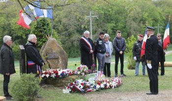 Dépôts de gerbes par les personnalités sur la stèle du Pimard.