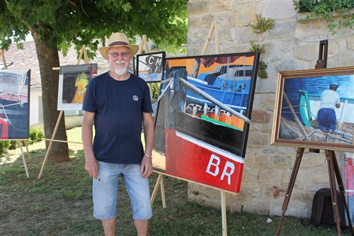 Jean-Yves Thomas devant ses bateaux.