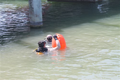 Initiation à la plongée à la fête de l'Eau à Saint-Mammès.