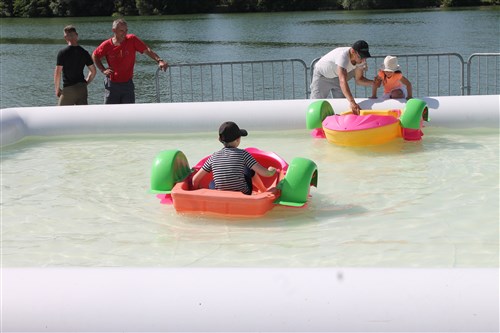 Un petit tour de pédalo pour les enfants en toute sécurité.