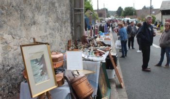 Villecerf : la route de Lorrez et sa brocante.