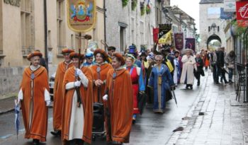 La Confrérie du Sucre d'Orge des Religieuses de Moret-sur-Loing en tête de cortège.