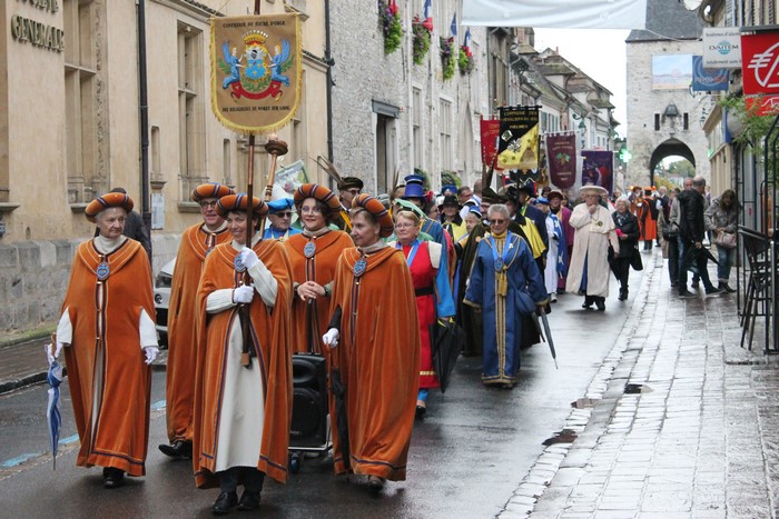 La Confrérie du Sucre d’Orge des Religieuses de Moret-sur-Loing en tête de cortège. La Confrérie du Sucre d'Orge des Religieuses de Moret-sur-Loing en tête de cortège.