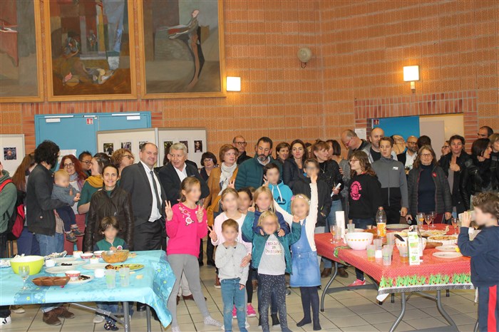 La grande famille des Amapiens lors de la fête des 10 ans à Veneux La grande famille des Amapiens lors de la fête des 10 ans à Veneux