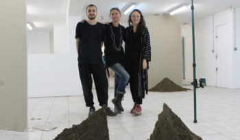 Virginie Prokopowicz entourée de Julia Gault et Raphaël Maman à l'espace de création Le Mur