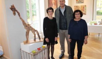 Pascal Vallery-Radiot, conseiller municipal représentant la commune, entouré des deux artistes Fabienne Berthier et Martine Cabanero