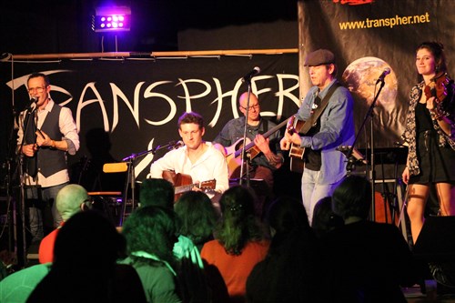 Le groupe rock celtique Transpher était en concert électroacoustique à Veneux-Les Sablons.