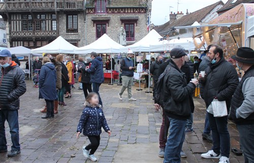 Ambiance Noël place de l'Hôtel de ville de Moret